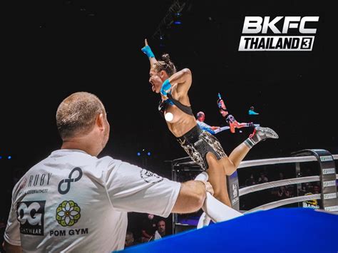 mma crowd flash|VIDEO: BKFC fighter flashes her breasts in NSFW KO。